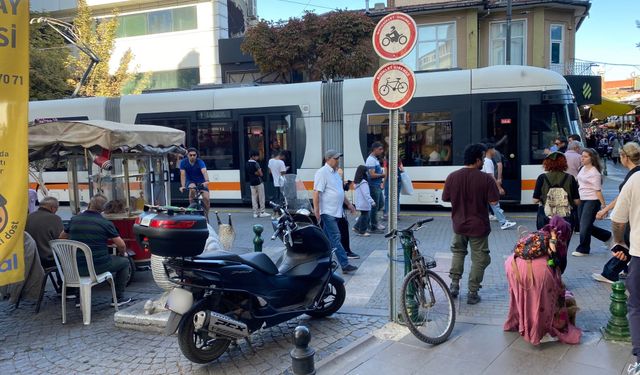 Eskişehir’de trajikomik manzara: Kurallar levhada kaldı!