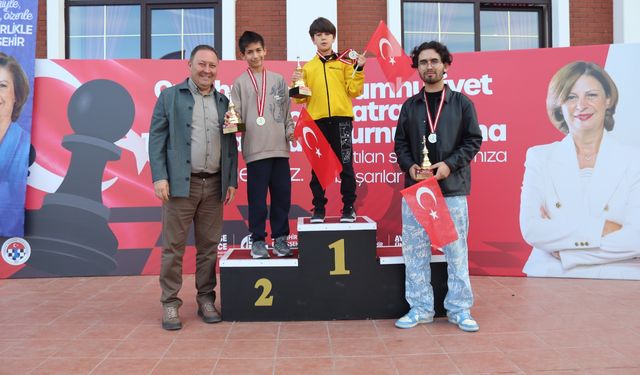 Eskişehir’de Cumhuriyet Satranç Turnuvası ödüllerle taçlandı