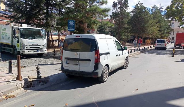 Eskişehir'de park ihlalleri trafiği kilitlemeye devam ediyor!