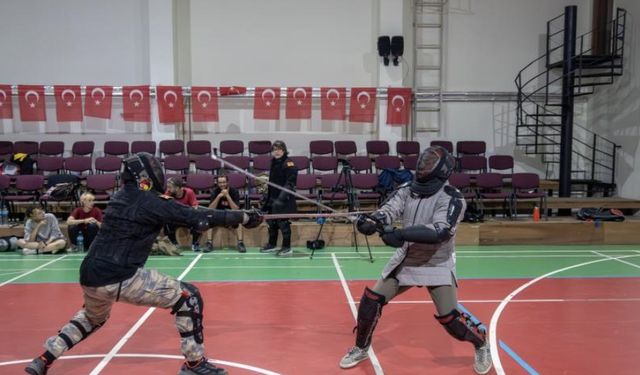 Eskişehir’de kılıç sporu ile kuşaklar arası köprü