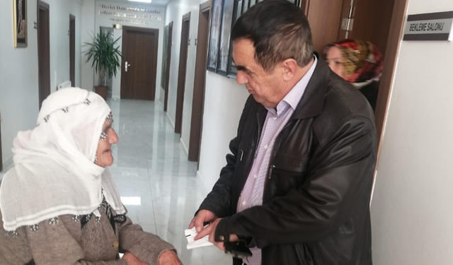 Mahmudiye Belediye Başkanı yaşlı kadına el uzattı