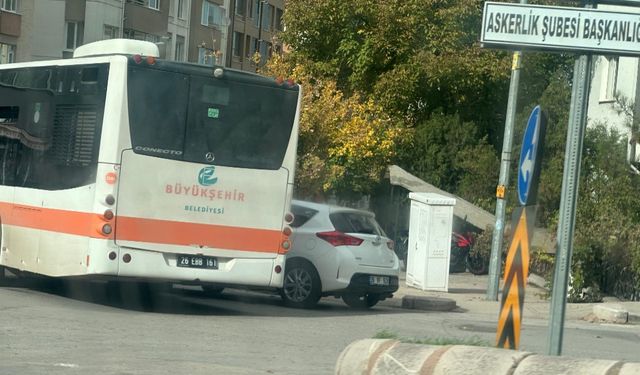 Eskişehir’de belediye otobüsüyle çarpıştı: Trafik aksadı