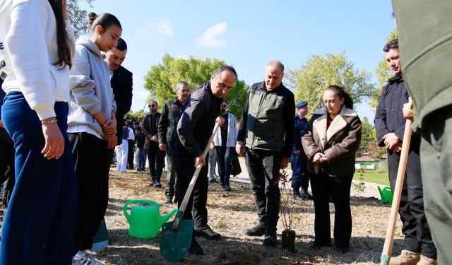 Eskişehir’de polis ve öğrencilerden ortak doğa mesajı