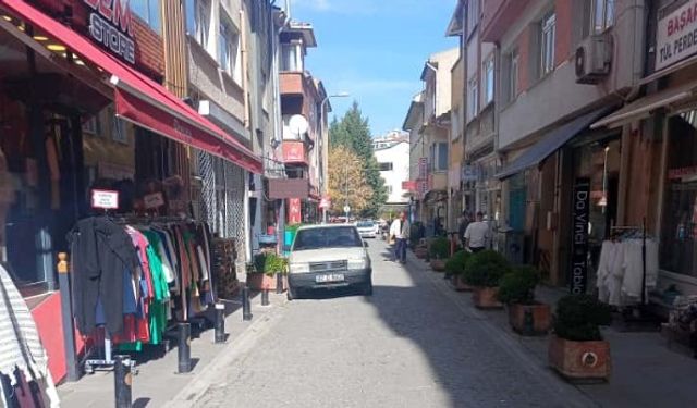 Eskişehir'deki araç parkı yaya geçişini engelledi!