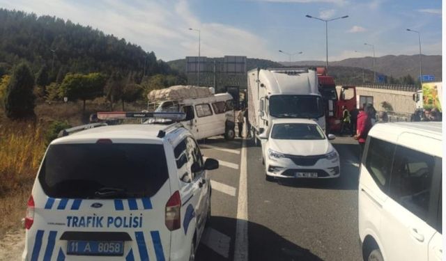 Bozüyük’te zincirleme trafik kazası: 3 yaralı!