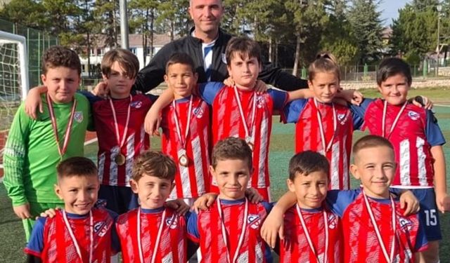 Çelikorduspor 2 kupayı müzesine götürdü