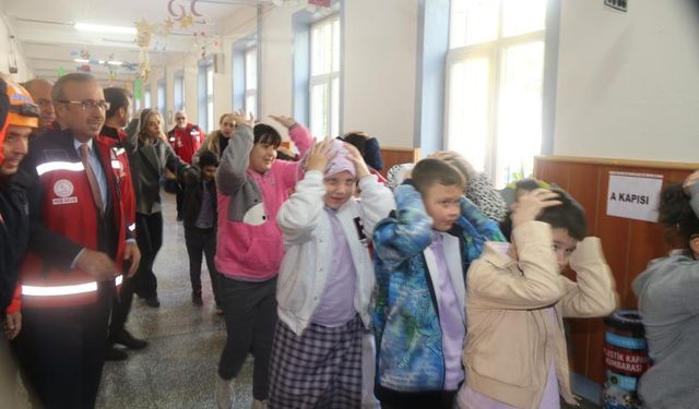 Eskişehir’deki okulda gerçeği aratmayan deprem tatbikatı
