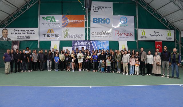 Eskişehir'de tenis tutkunları kurtuluş için sahadaydı
