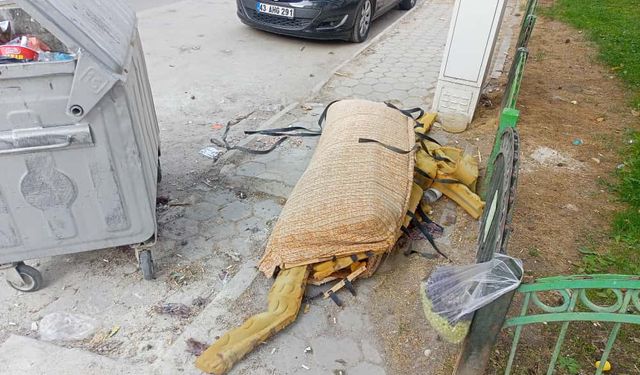 Eskişehir'e yakışmayan görüntü: Çöpler kaldırıma atılıyor!