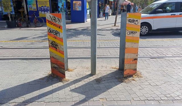 Eskişehir tramvay durağı ışıklarında izinsiz yazılar