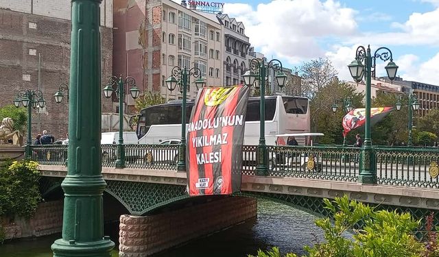 Eskişehir kırmızı siyaha büründü!