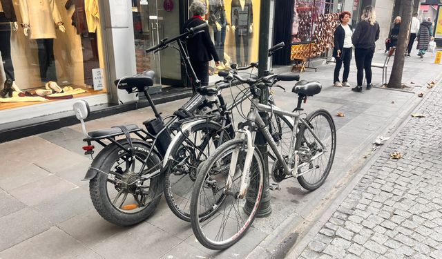 Eskişehir’de direklere kilitlenen bisikletler tepki çekti