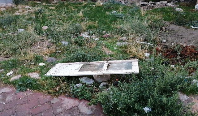 Eskişehir’de boş arsalar çöplüğe döndü