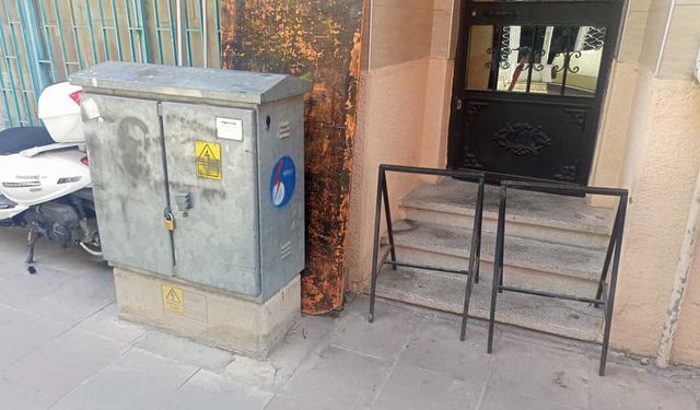 Eskişehir'de bina girişi kaldırım düzenini etkiliyor