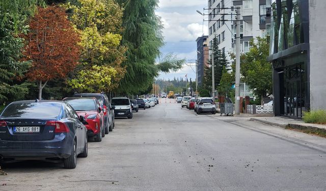 Eskişehir'de park yeri sorunu yol tek şeride düştü