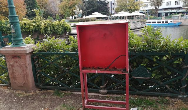 Eskişehir'de vandallar rahat durmuyor, can simitlerini söküp götürdüler!