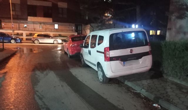 Eskişehir’de kaldırıma park edilen araçlar tepki topladı