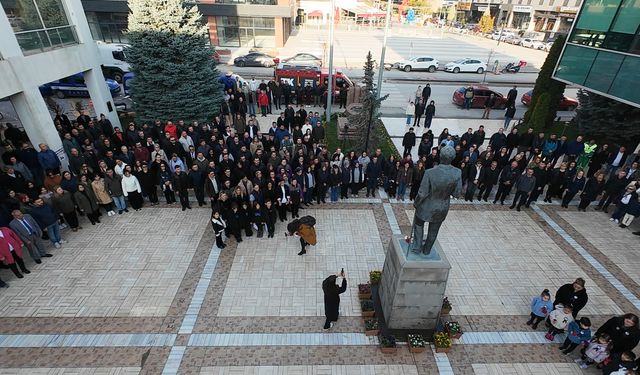 Atatürk, Tepebaşı’nda karanfillerle anıldı