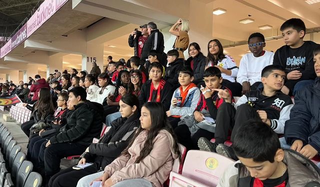 30 Ağustos öğrencileri tribündeydi