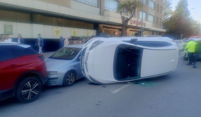 Eskişehir'de park halindeki araçlara çarpıp takla attı!