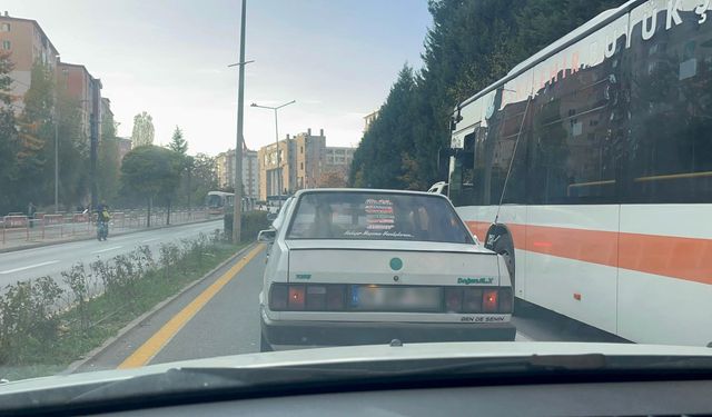 Eskişehir trafiğinde sesi ortalığı inletirken, araçtaki yazı dikkat çekti!