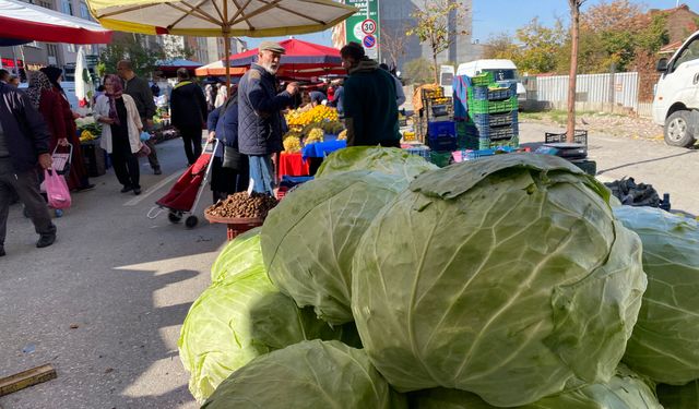 Eskişehir'de pazar tezgahındaki dev lahanalar ilgi çekti!