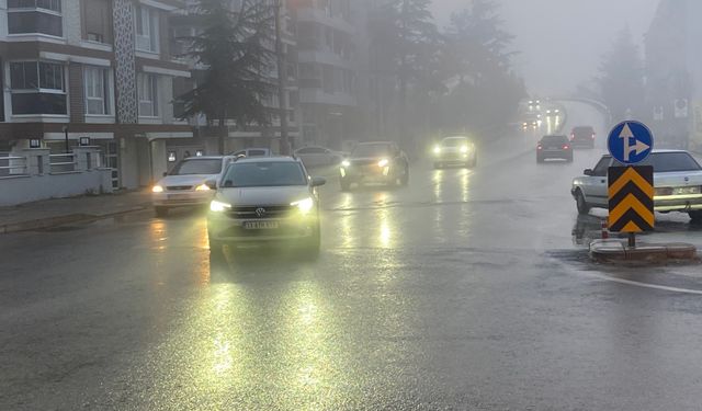 Eskişehir’de yoğun sis, şehri beyaza bürüdü
