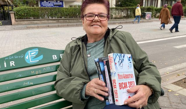 Eskişehir'de tek gözüyle günde 300 sayfa kitap okuyor!