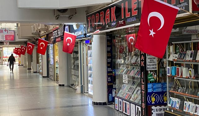 Eskişehirli esnaf 10 Kasım’da her yeri bayrakla donattı!