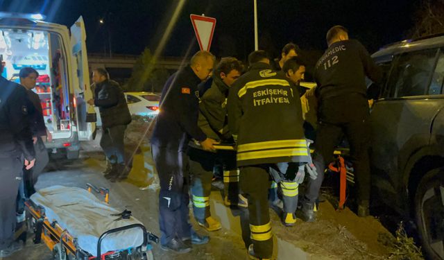 Eskişehir-Kütahya yolunda kaza: Araç hurdaya çıktı!