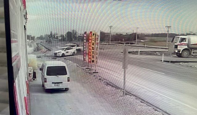 Eskişehir'de pes dedirten kaza: 2 araç böyle takla attı!