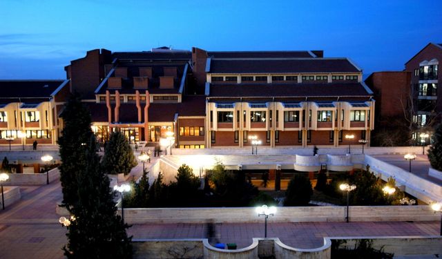 Anadolu Üniversitesi Kütüphanesi hangi saatlerde açık?