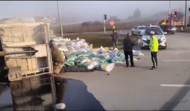 Eskişehir’de tır devrildi, yol trafiğe kapandı!