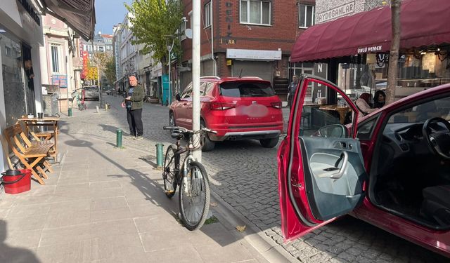 Eskişehir'de yol ortasına park edip işlerini halletti!