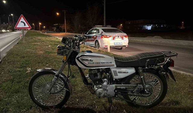 Afyon’da motosiklet kaldırıma çarpıp devrildi