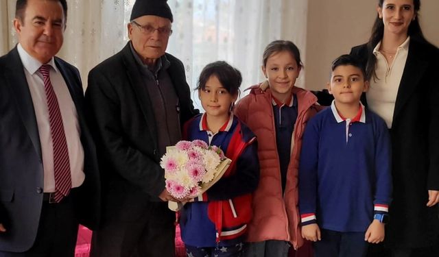Minik öğrencilerden emekli öğretmenlere anlamlı ziyaret