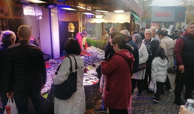 Eskişehir'de halk ucuz balığa hücum etti!