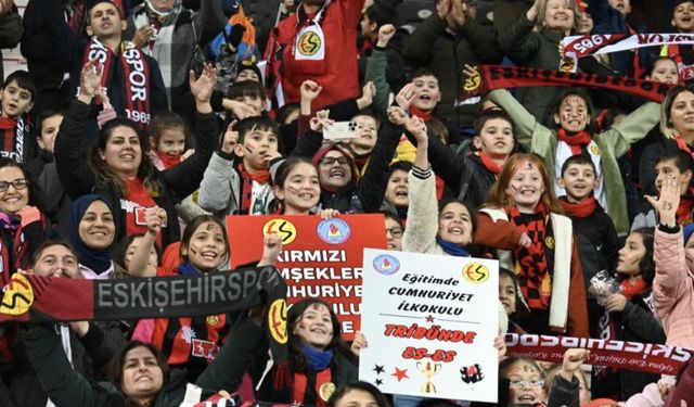 Eskişehirspor'un minik taraftarı tribünleri coşturdu
