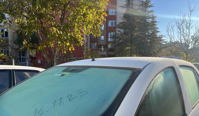 Eskişehir’de sürücüler zor anlar yaşadı: Araç camları buz tuttu!