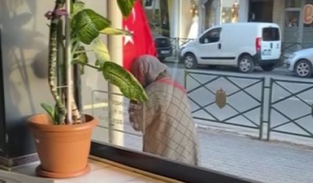 Eskişehir'de Türk bayrağını öpen teyze yürekleri ısıttı