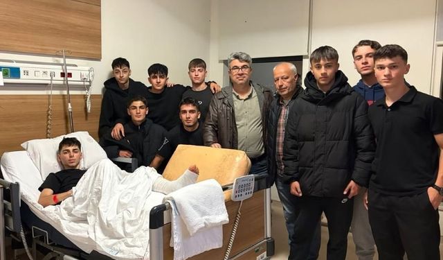 Genç futbolcuyu hastanede ziyaret ettiler!