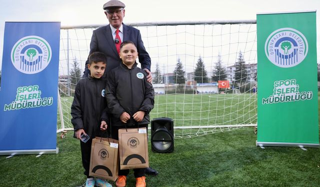 Kazım Kurt, minik sporcularla sahada buluştu