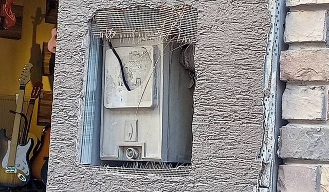 Eskişehir'de açıkta duran elektrik panosu endişe yaratıyor