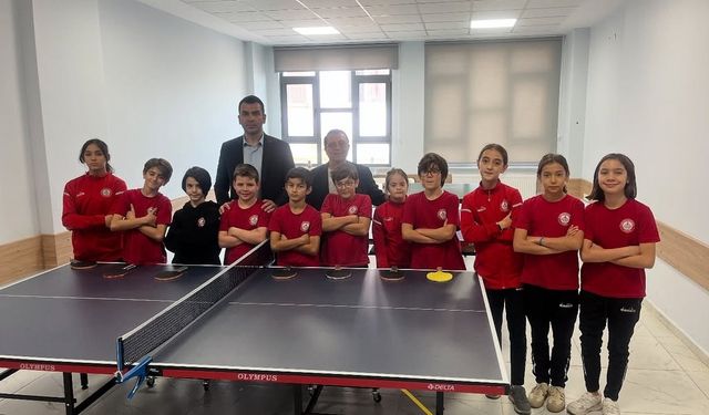 Masa tenisi öğrencileri ile bir araya geldi