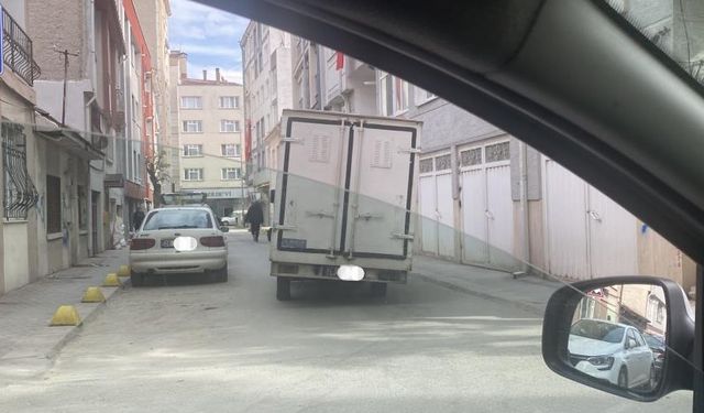 Eskişehir’de eğik kamyon sürücüleri tedirgin etti