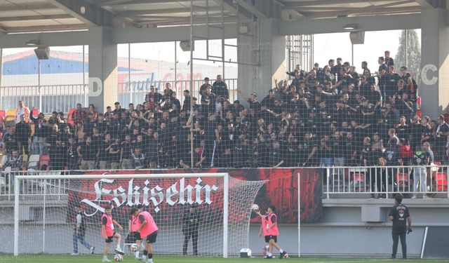 Eskişehirspor taraftarı deplasmanda şov yaptı!