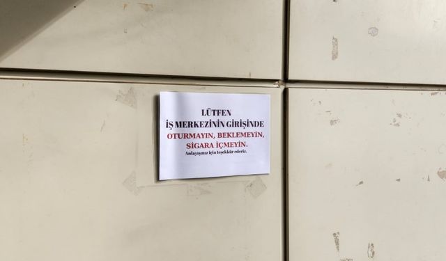 Eskişehir'de iş merkezi girişinde dikkat çeken yazı!