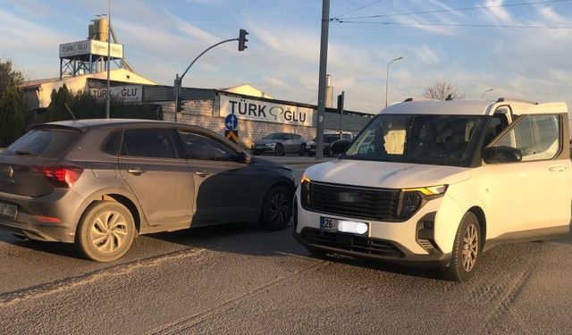 Eskişehir’de iki araç çarpıştı: 1’i çocuk 6 yaralı