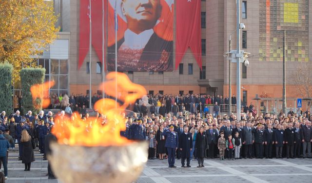 10 Kasım’da Eskişehirliler Ulu Önderi rahmetle andı!