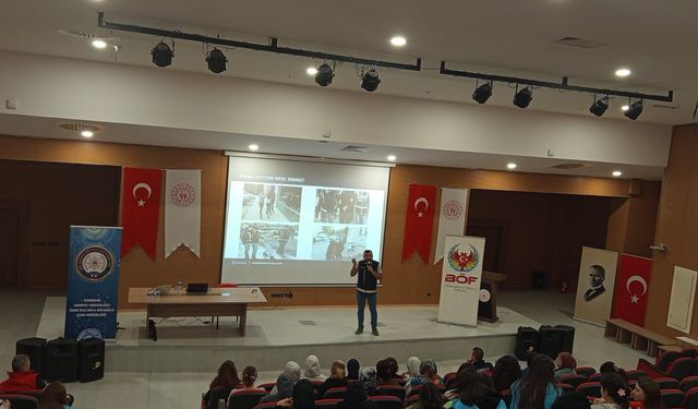 Eskişehir’de yurt öğrencilerine siber güvenlik ve narkotik eğitimi